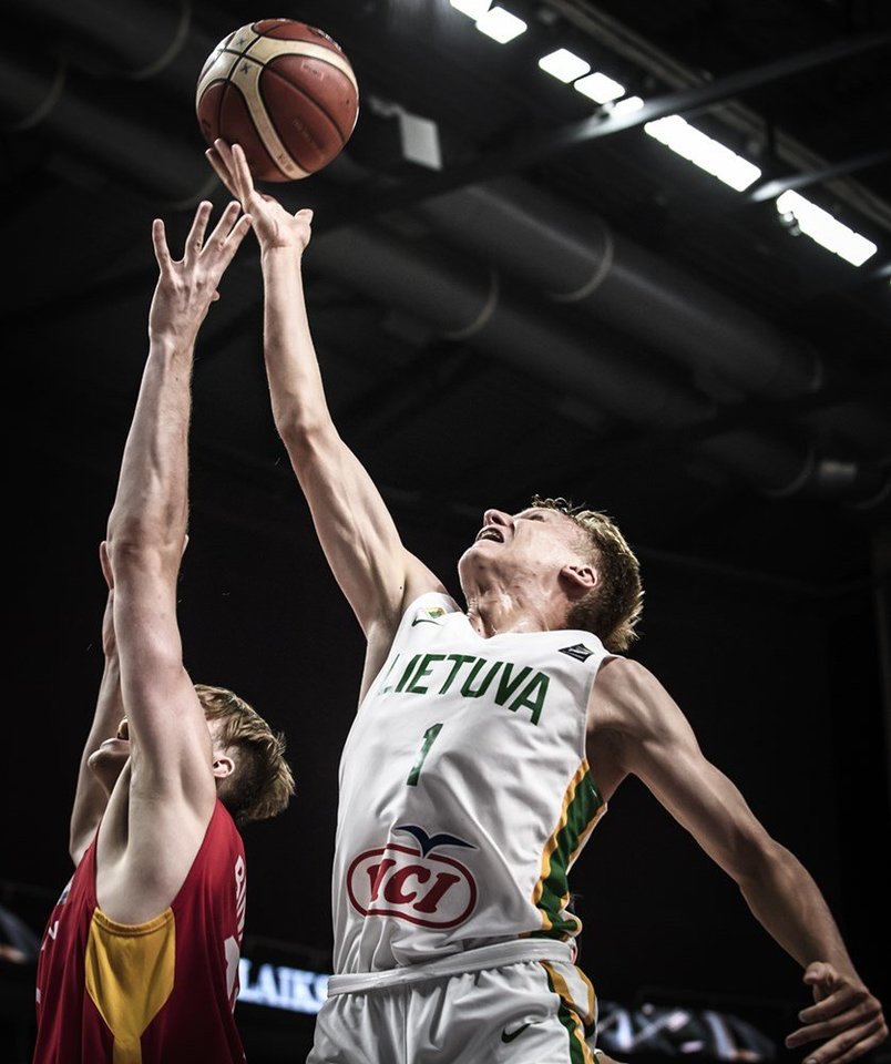 Lietuvos 18-mečių vaikinų krepšinio rinktinė sutriuškino Vokietiją ir iškovojo kelialapį į pasaulio čempionatą.<br> FIBA.com nuotr.