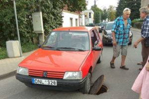 Kėdainių centre atsivėrė spąstai: automobilio ratas įstrigo šulinyje