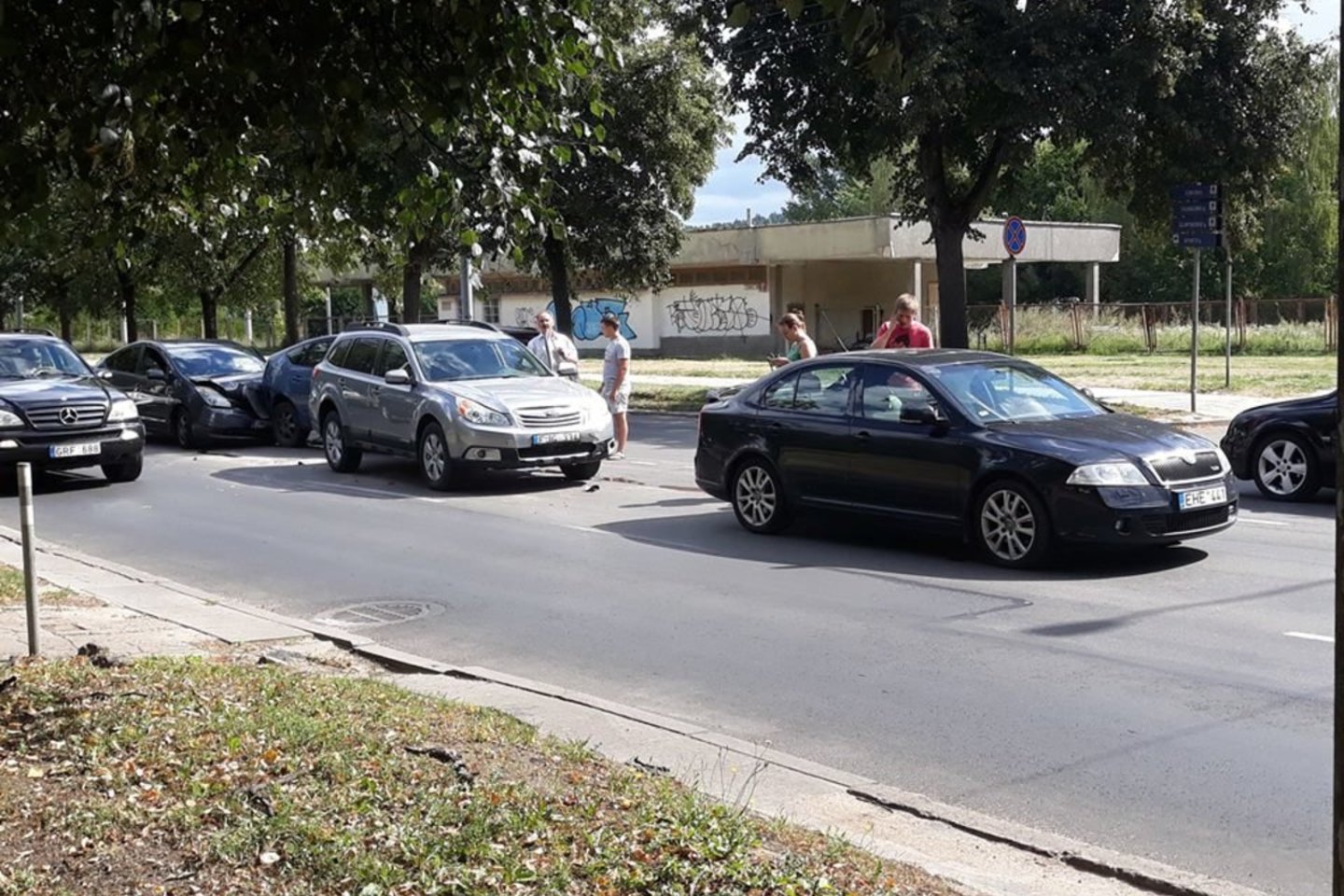 4 automobilių avarija Vilniuje trumpam sutrikdė eismą judrioje gatvėje.<br>Facebook/Reidas Vilniuje/Mindaugo J. nuotr.