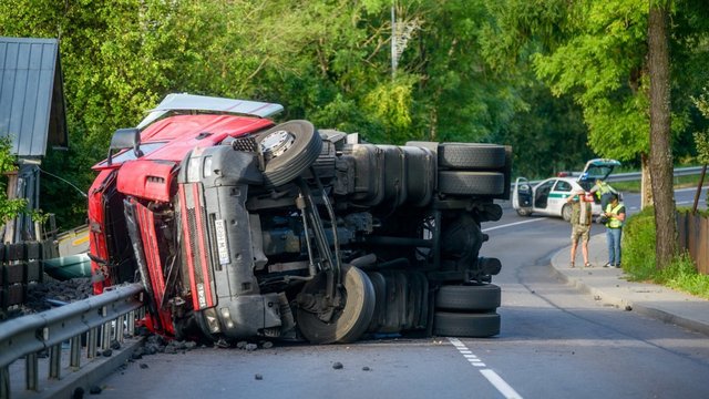 Nelaimė Trakų rajone – apvirto sunkvežimis, vairuotojas žuvo