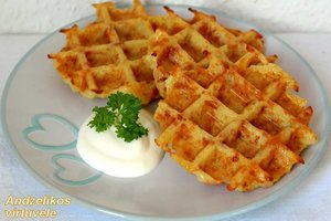 Skanūs ir greiti pietūs: vaflinėje kepti bulviniai blynai su kumpiu ir sūriu