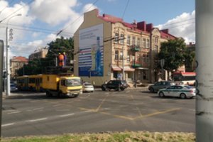 Nutrūkę troleibusų laidai Vilniuje apgadino „Nissan“ ir sukėlė grūstis