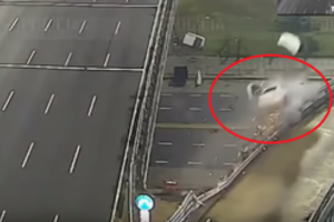 Užfiksavo šiurpią avariją – viaduko atitvarai neatlaikė 170 km/val. greičio