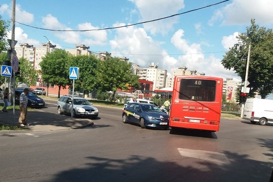 Kaune susidūrė autobusas ir mokomasis automobilis 