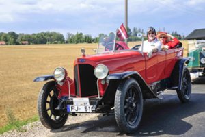 Biržų gatvėse lyg sustojo laikas: pasirodė virš 100 nematytų senovinių automobilių 