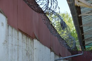 Pravieniškių pataisos namų pareigūnai užkardė rekordinį draudžiamų daiktų permetimą