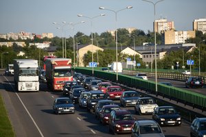 Įspėjo vairuotojus: spūstys miestuose prasidės dar neatėjus rudeniui