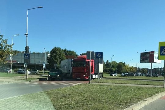 Kaune žiedinėje sankryžoje neišsiteko du vilkikai – formuojasi spūstis