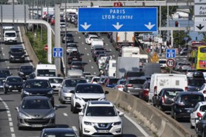 Įspėjimas vykstantiems į Prancūziją: daugybę automobilių veja iš gatvių
