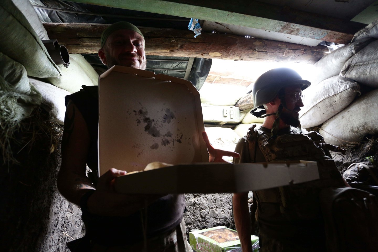 Į duris niekas nepasibeldžia, tik lydyto sūrio, kumpio ir pomidorų padažo kvapas pasiekia Ukrainos kareivių nosis.<br> AFP/Scanpix nuotr.