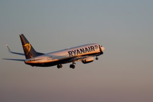 „Ryanair“ pilotai spaudimo nemažina – skelbia streiką po streiko