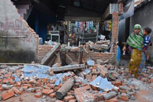 Indonezijos ministras: žemės drebėjimo aukų padaugėjo iki 319