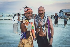 Hipių legenda Fantuzzi ir Jurgis Didžiulis įrodys jog meilė gali būti ginklas