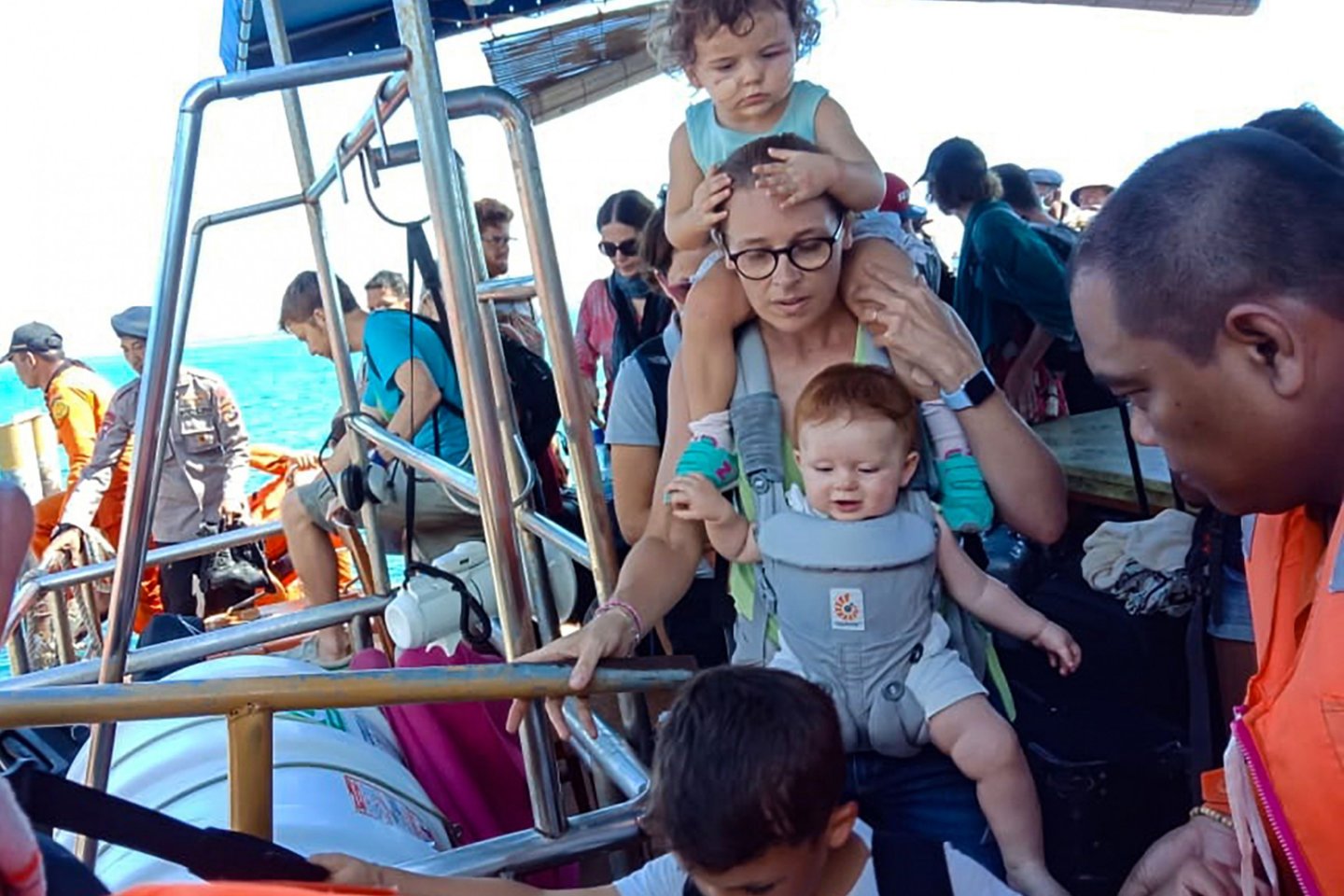 Indonezijos Lomboko salą, praėjusią savaitę nuniokotą smarkaus žemės drebėjimo, ketvirtadienį sukrėtė galingas pakartotinis smūgis, pranešė Jungtinių Valstijų geologijos tarnyba (USGS).