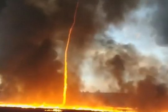 Gaisro metu susiformavo retas gamtos fenomenas – be amo liko net ugniagesiai