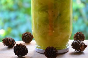 Traškios marinuotos cukinijų juostelės: į stiklainį tilpo net 2 kg daržovių