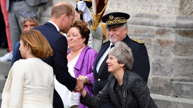 Theresos May akistata su princu Williamu virto internautų juoko šaltiniu
