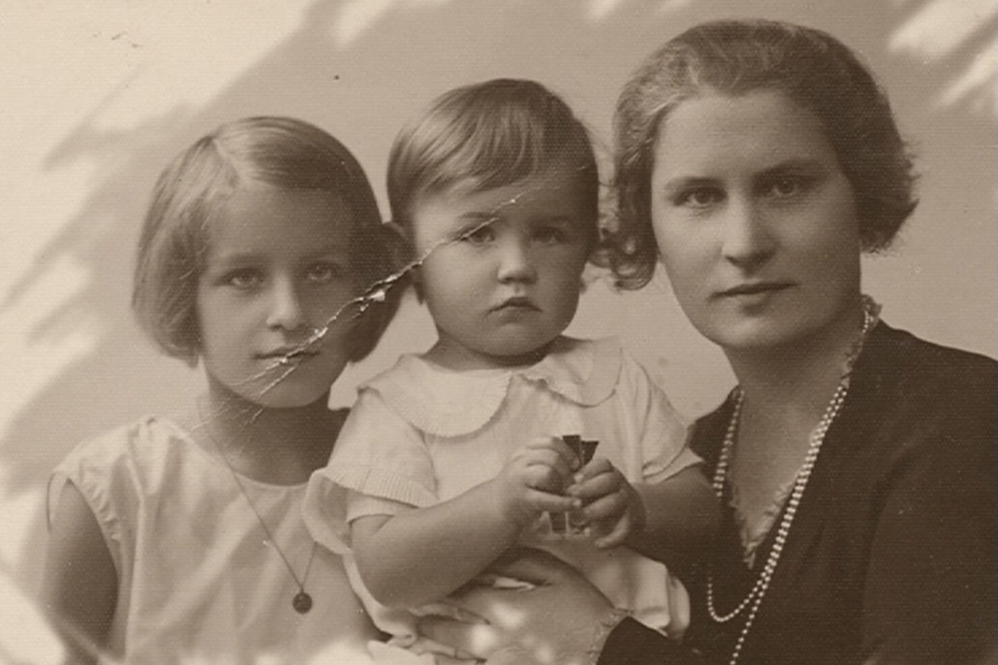  Petro Klimo šeima: dukra Eglė, sūnus Petras, žmona Bronislava. Paryžius. 1931 m.<br> Lietuvos ypatingojo archyvo nuotr.