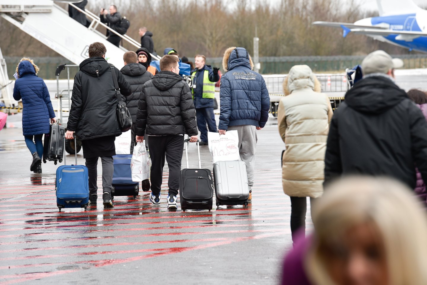 Kauno oro uoste moteriai teko palikti mažametę mergaitę vieną. <br>V.Ščiavinsko nuotr.
