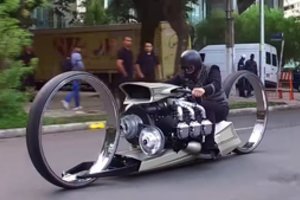 Sukonstravo patį keisčiausią pasaulyje motociklą – sunku patikėti, kad jis važiuoja
