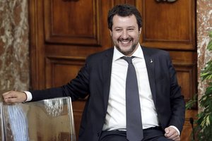 Taborus italai ruošiasi naikinti su buldozeriais