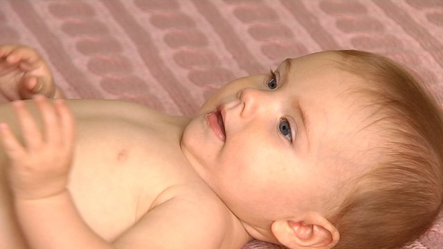 Veiksmingas masažas kūdikiams nuo pilvo diegliukų, kurį gali atlikti visos mamos