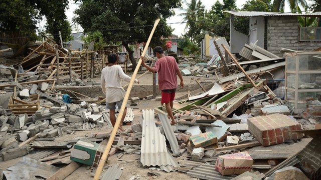Indoneziją vėl sudrebino žemės drebėjimas: aukų skaičius išaugo iki 319
