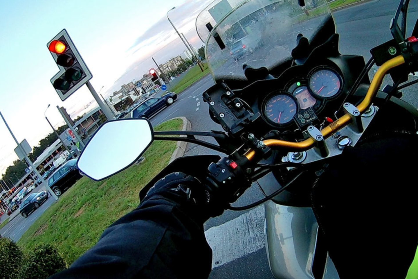  Motociklu važiavęs vilnietis šioje sankryžoje susidūrė su netikėtomis problemomis.<br> Stop kadras iš vaizdo medžiagos