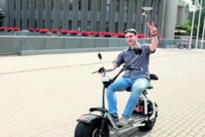 A. Kavaliauskas džiaugiasi, kad laidą veda nevilkėdamas kostiumo