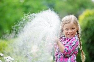 Šį mėnesį sode darbų su kaupu, bet vieną jų privalu pareigingai kartoti
