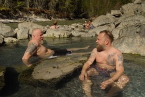 V. Radzevičiaus ir M. Starkaus pramogos Kanadoje – maudynės akmenų baseinuose