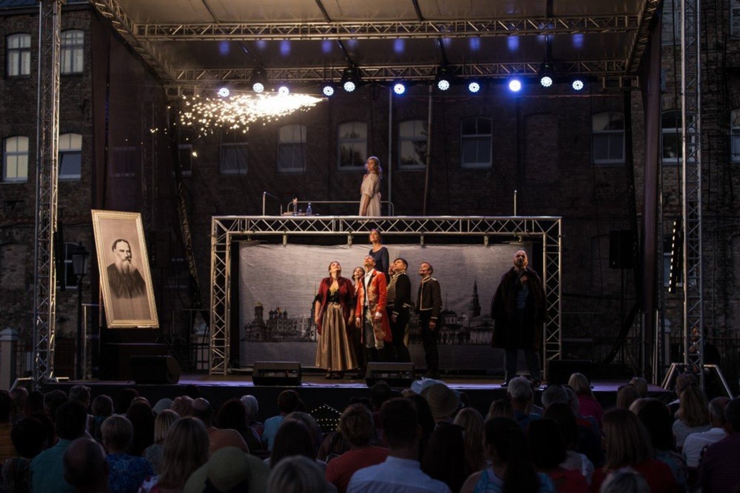 Miuziklas „Didžioji kometa“ – tai epinė žmogiškųjų santykių ir meilės istorija karo fone, pro šalį skriejant didžiajai kometai, atnešančiai pasaulio pabaigą. <br> E.Tamošiūno nuotr.