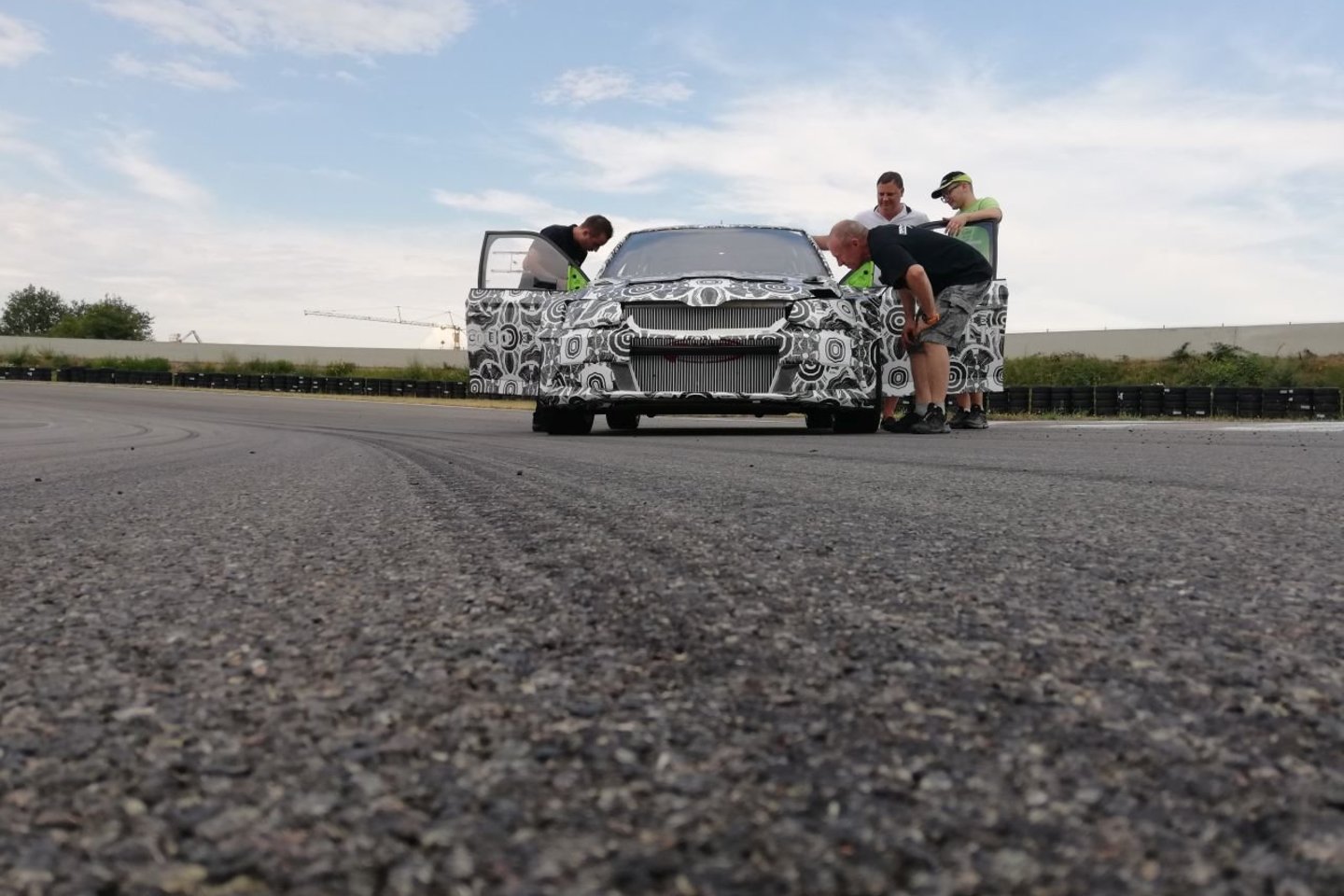  „ESmotorsport“ komanda savo sukonstruotą „Škoda Fabia WRX“ automobilį testavo Prancūzijoje. <br> Komandos nuotr.