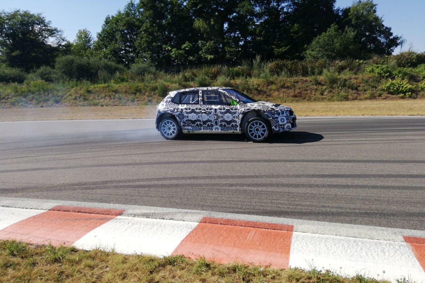  „ESmotorsport“ komanda savo sukonstruotą „Škoda Fabia WRX“ automobilį testavo Prancūzijoje. <br> Komandos nuotr.