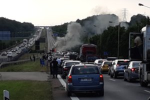 Kaune ant tilto liepsnose paskendo automobilis: eismas uždarytas