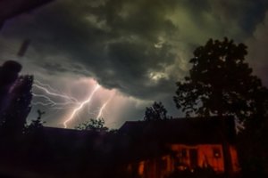 Žaibai smogė ir po tragedijos Nidoje: prie Kalvarijos – didžiulis gaisras