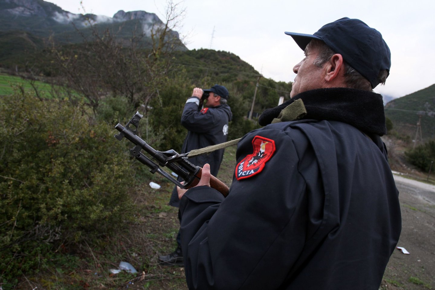 Albanijoje vienas vyras pabėgo nušovęs aštuonis savo artimuosius, tarp jų du vaikus, o policija penktadienį perspėjo, kad jis tebėra ginkluotas ir pavojingas.