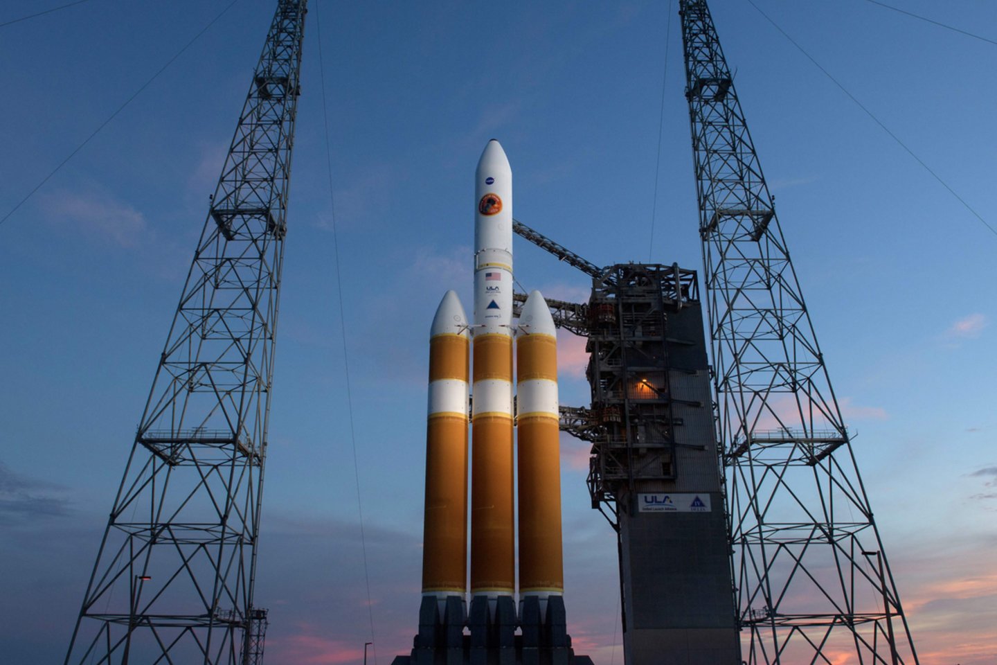 Zondą „Parker Solar Probe“ neš sunkioji raketa „Delta IV“.<br> AFP/Scanpix nuotr.