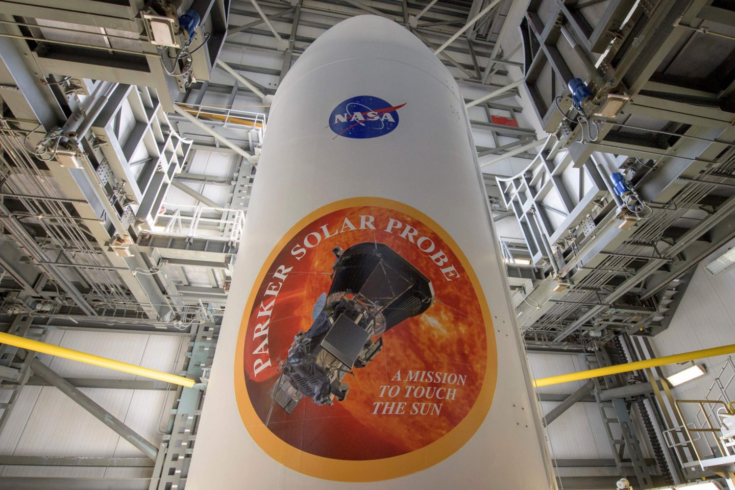 Zondą „Parker Solar Probe“ neš sunkioji raketa „Delta IV“.<br> AFP/Scanpix nuotr.
