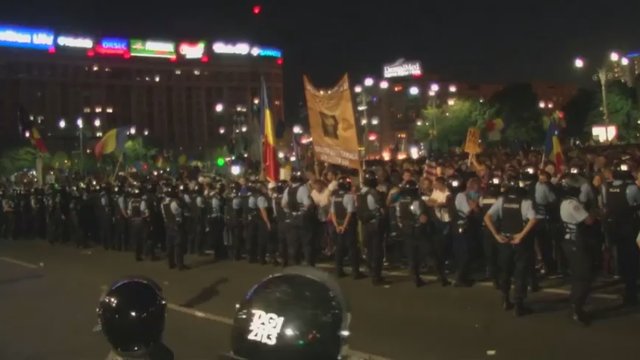 Rumunijoje po naktinių susirėmimų su policija sužeista per 400 protestuotojų