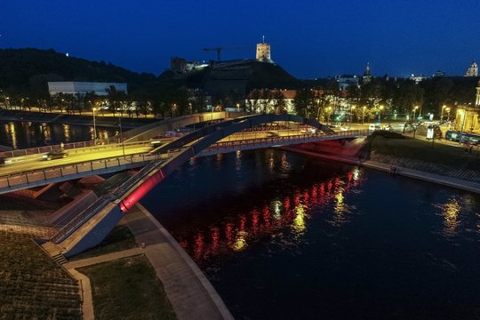 Į Nerį nuo Mindaugo tilto Vilniuje nušoko vaikinas