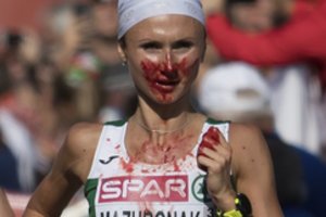 Krauju apsipylusi baltarusė vis tiek laimėjo Europos maratono bėgimą