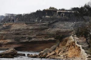 Košmaras Graikijoje tęsiasi: įsiplieskus dideliam gaisrui evakuotos dvi gyvenvietės