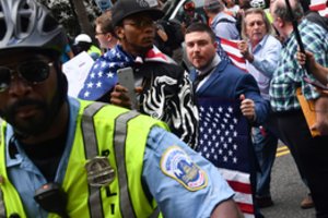 Vašingtone surengtos nedidelės neonacių eitynės nublanko prieš oponentų demonstraciją