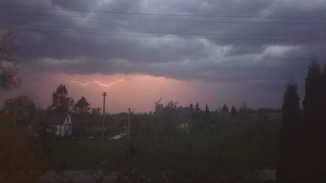 Nakties vaizdai Kupiškyje gniaužia kvapą – dangus keitė spalvas