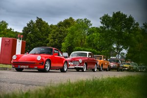 Istorinių automobilių ralio dalyviai Aukštaitijos gyventojus stebino neregėta technika