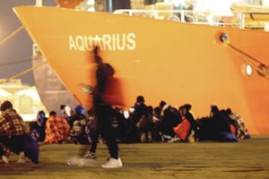 Migrantų gelbėtojų laivas „Aquarius“ vėl įstrigo Viduržemio jūroje ir ieško uosto