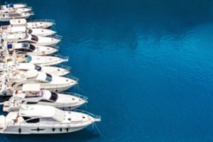 Turtingiausieji atsigavo po krizės: brangsta prabangios jachtos