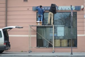 „Danske Bank“ klientai sujudo – bankas nutraukia dalį veiklos