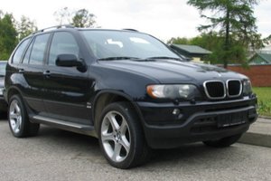 Kaune šūvius į prabangų BMW X5 vis dar gaubia mįslės: kam užkliuvo tėvas ir dukra?